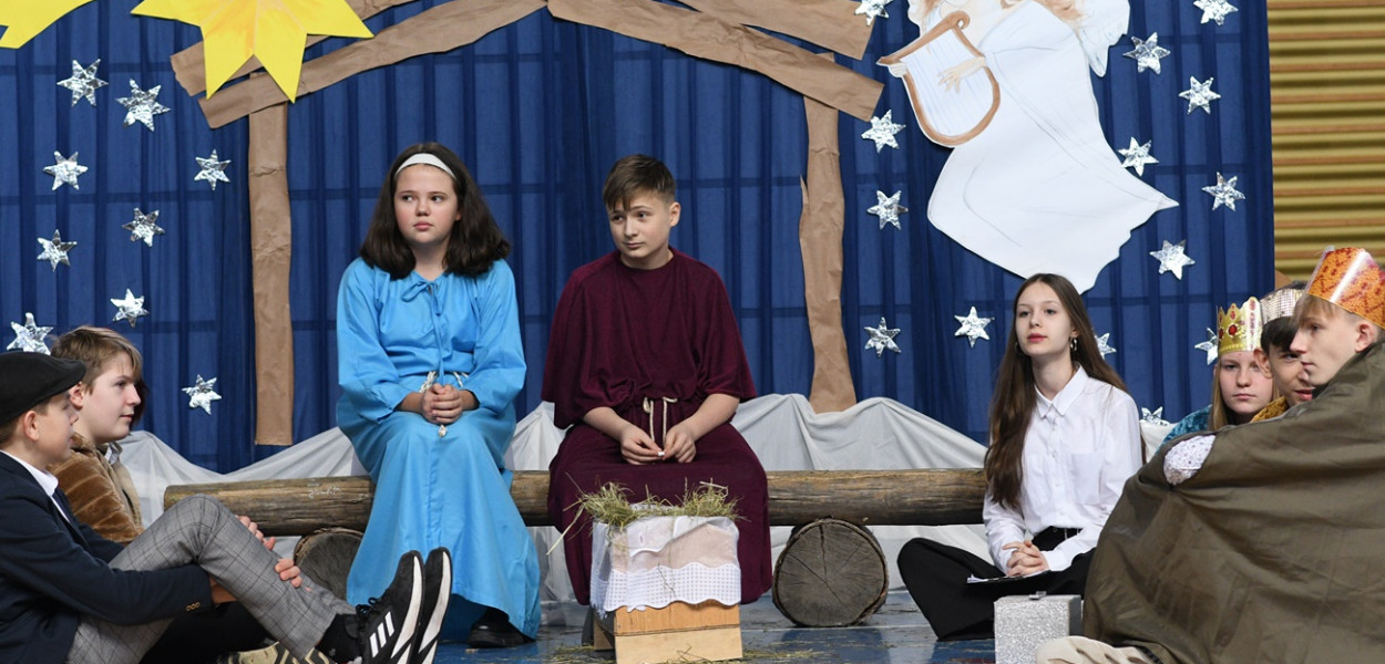 Przedstawienie jasełkowe zorganizowano w Szkole Podstawowej w Uniejowie w czwartek 22 grudnia 2022 roku. W ten sposób uczniowie i nauczyciele z Uniejowa rozpoczęli celebrowanie zbliżających się świąt Bożego Narodzenia.