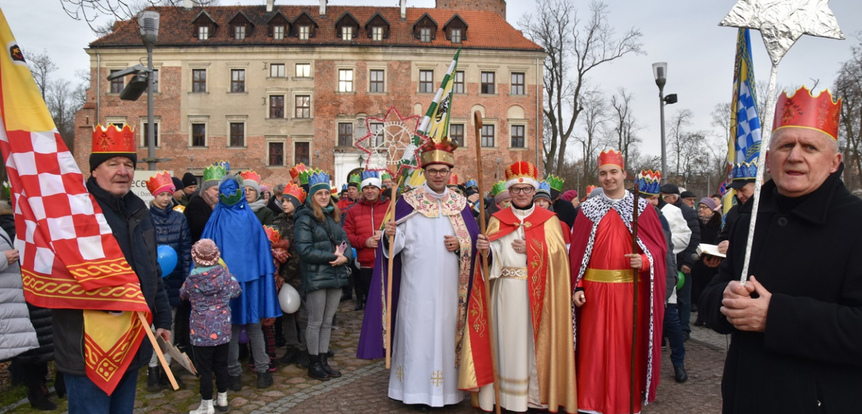 Ósmy raz Orszak Trzech Króli przeszedł ulicami Uniejowa. Na zdjęciu uczestnicy orszaku wspólnie z uniejowskimi kapłanami. [ZDJĘCIA, WIDEO]
