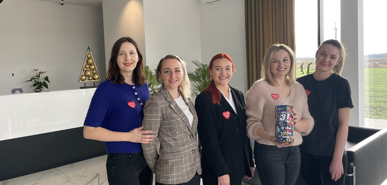 Jednym z miejsc, gdzie pojawiły się puszki stacjonarne jest Gościniec nad Wartą w Uniejowie.