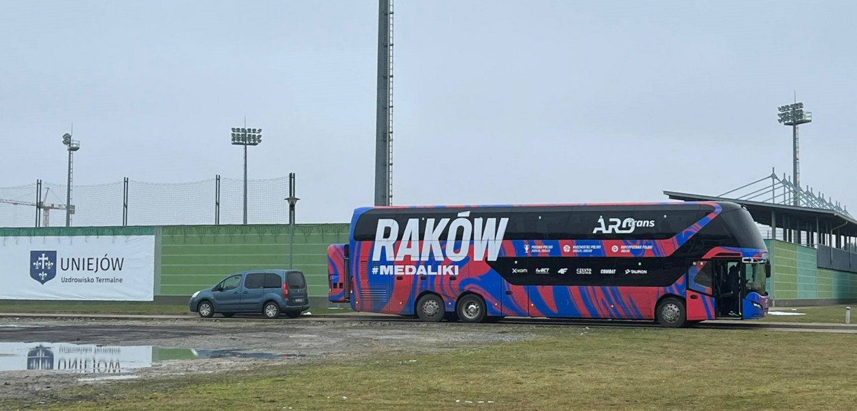 Zawodnicy drużyny Raków Częstochowa rozpoczęli zgrupowanie w Uniejowie. Lider PKO BP Ekstraklasy będzie trenował na kompleksie boisk piłkarskich im. Włodzimierza Smolarka przez sobotnim meczem z Wartą Poznań. fot. www.uniejow.net.pl