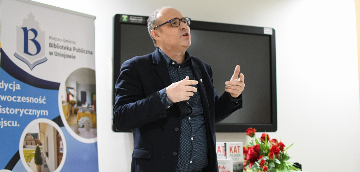 Błażej Torański był gościem Miejsko-Gminnej Biblioteki Publicznej w Uniejowie. Autor książki ,,Kat polskich dzieci. Opowieść o Eugenii Pol'' i współautor (z Jolantą Sowińską-Gogacz książki ,,Mały Oświęcim. Dziecięcy obóz w Łodzi'' opowiadał o dramatycznych losach polskich dzieci, które trafiły do obozu przy ulicy Przemysłowej w Łodzi.