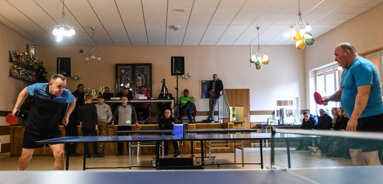 Prawie 40 zawodników rywalizowało w Puchar Burmistrza Uniejowa w Amatorskich Zawodach w Tenisie Stołowym