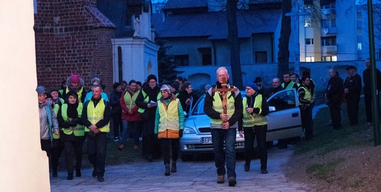 Uniejów. Nocna Droga Krzyżowa. Do przejścia będzie ponad 20 kilometrów