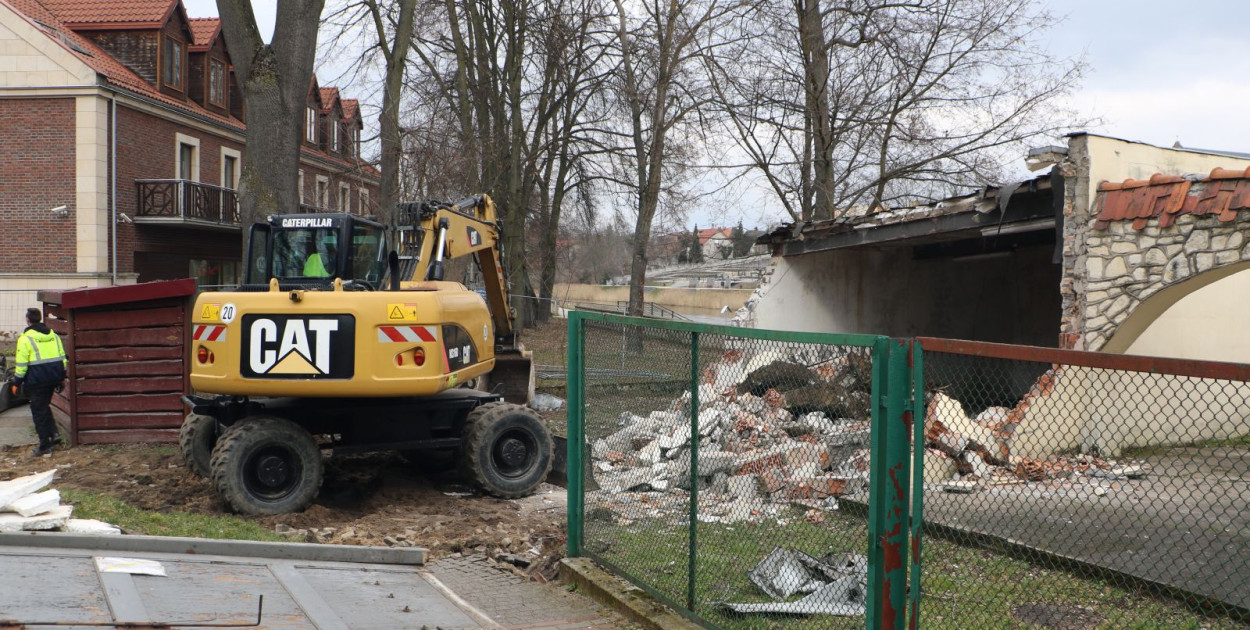 Uniejów. Trwa wyburzanie budynków po byłym posterunku policji wodnej