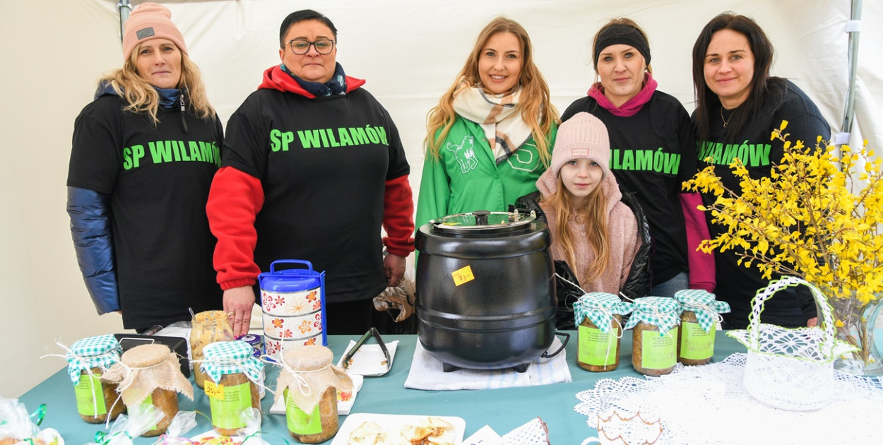 Tegoroczny Jarmark Wielkanocny w gminie Uniejów zorganizowany został w Wilamowie. Na zdjęciu stoisko Szkoły Podstawowej w Wilamowie. Fot. Michał kubacki.