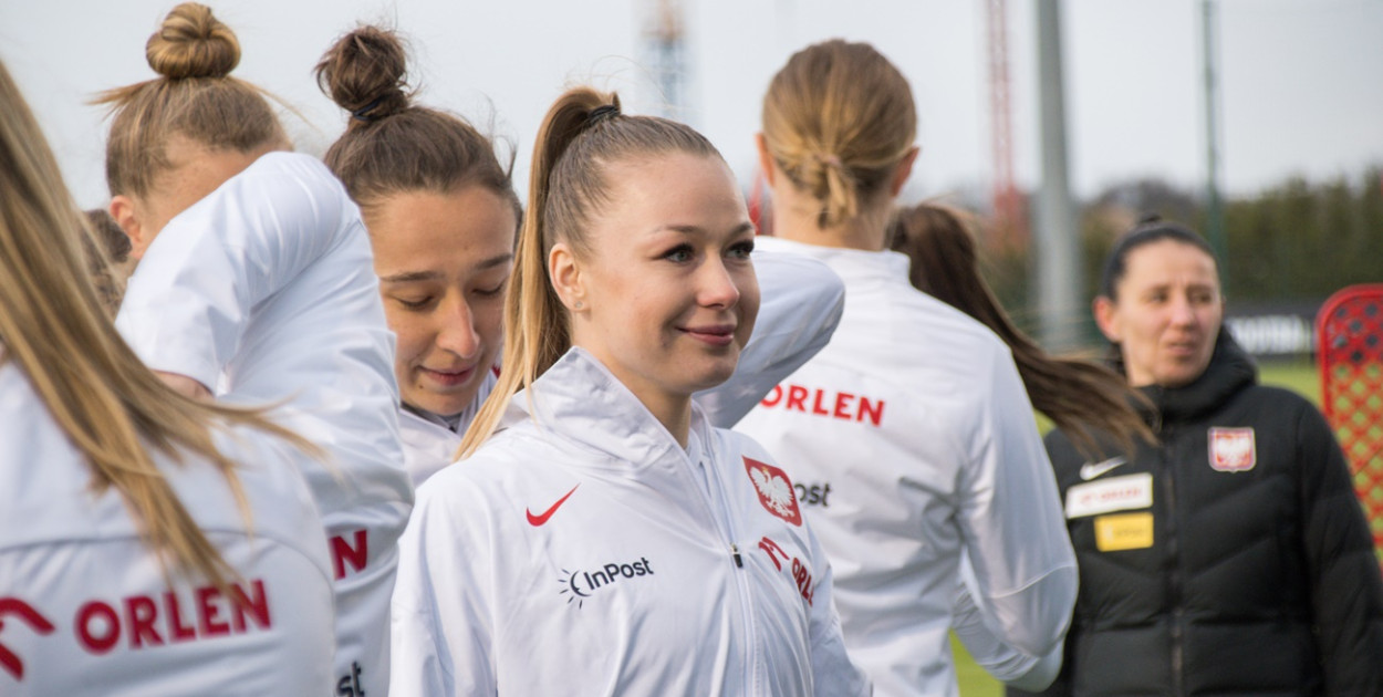 Reprezentacja Kobiet w Piłce Nożnej dziś po raz pierwszy trenowała na boiskach w Uniejowie. Fot. Michał Kubacki.