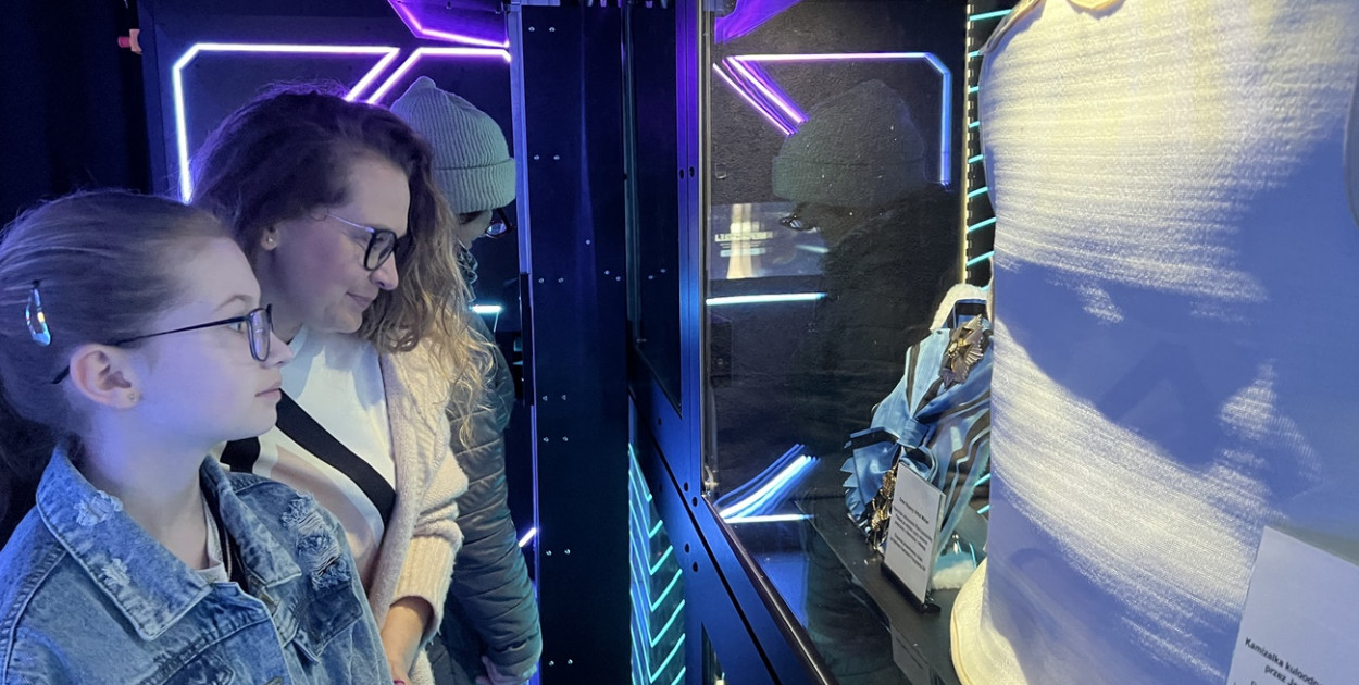 Do poniedziałku 17 kwietnia 2023 r. w Uniejowie można za darmo obejrzeć multimedialny spektakl ,,Iskry Niepodległej'', który wyświetlany jest  w specjalnie zaprojektowanej naczepie ekspozycyjnej. Stanęła ona przy Termach Uniejów. 