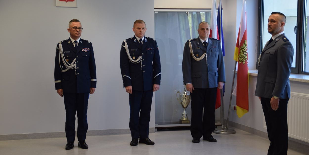 Ceremonię objęcia stanowisko Komendanta Powiatowego Policji w Poddębicach przez podinsp. Adama Kolasę rozpoczął dowódca uroczystości podkomisarz Marcin Dulas - komendant posterunku policji w Uniejowie.fot. fot. Janusz Pawlak