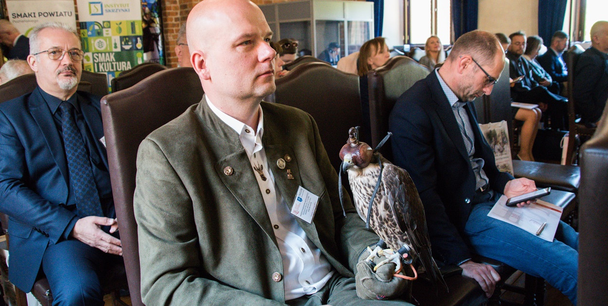 W konferencji bierze udział m.in. przedstawiciel Polskiego Klubu Sokolników - Jarosław Przydacz. Sokolnictwo jako żywa tradycja zostało wpisane na Reprezentatywną Listę Niematerialnego Dziedzictwa Kulturowego Ludzkości w 2010 r., a w 2021 r. lista została rozszerzona m.in. o Polskę. 