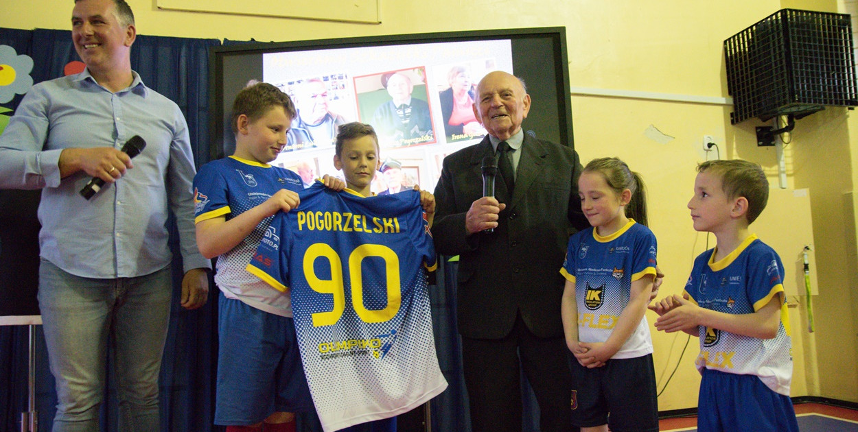 Najmłodsi piłkarze trenujący w Uniejowskiej Akademii Futbolu Pajor&Tarczyńska&Smolarek. To z ich rąk 90-letni Tadeusz Pogorzelski odebrał pamiątkowa koszulkę UAF P&T&S.