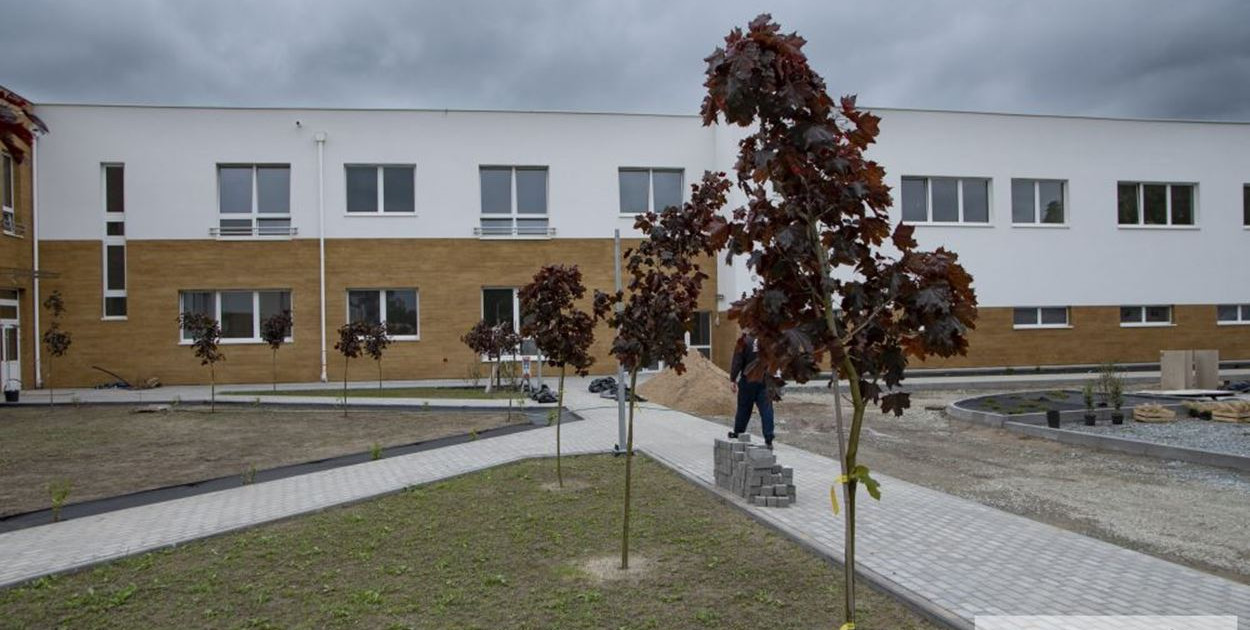 Nowe przedszkole, co prawda jeszcze w fazie budowy, już teraz robi na wszystkich ogromne wrażenie. Intensywne prace, które toczą się na placu budowy, jednoznacznie sugerują, że wkrótce dobiegnie ona końca – teren jest właśnie porządkowany i odpowiednio zagospodarowywany. fot. UM w Uniejowie.