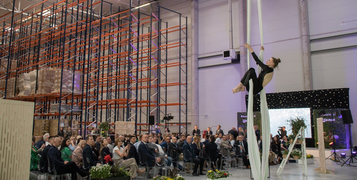 Firma K-Flex Polska sp. z o.o. z Wielenina Kolonii koło Uniejowa powiększyła swój zakład o kolejną halę magazynową o powierzchni 33 000 m kw. 31 maja 2023 roku obyło się oficjalne otwarcie nowej części zakładu - europejskiego centrum dystrybucji