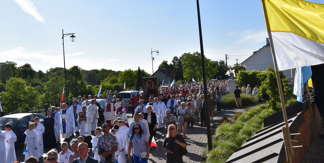 W Uniejowie tłumy powitały perygrynujący obraz Matki Bożej Częstochowskiej [ZDJĘCIA]
