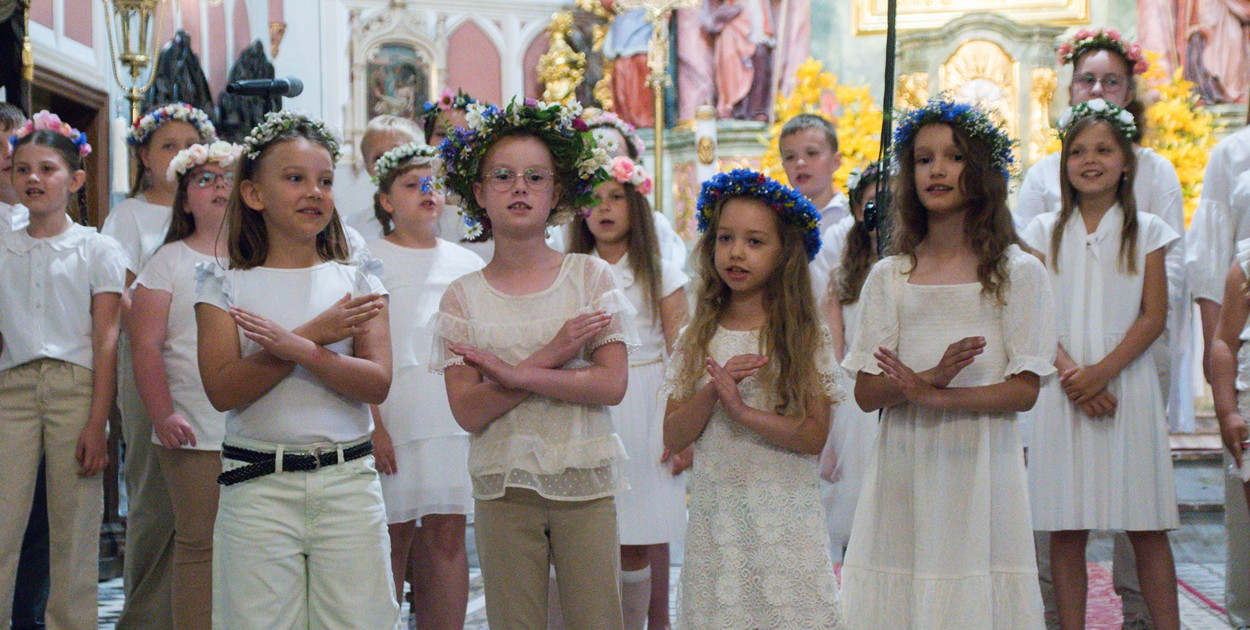 W piątek 9 czerwca 2023 r. w Kolegiacie w Uniejowie odbył się Koncert Rodzinny Uniejowskiej Grupy Wokalnej. To jeden z ostatnich sprawdzianów przed większą publicznością dla młodych wokalistów przed występem z towarzyszeniem orkiestry Adama Sztaby w sali koncertowej Europejskiego Centrum Muzyki Krzysztofa Pendereckiego w Lusławicach.