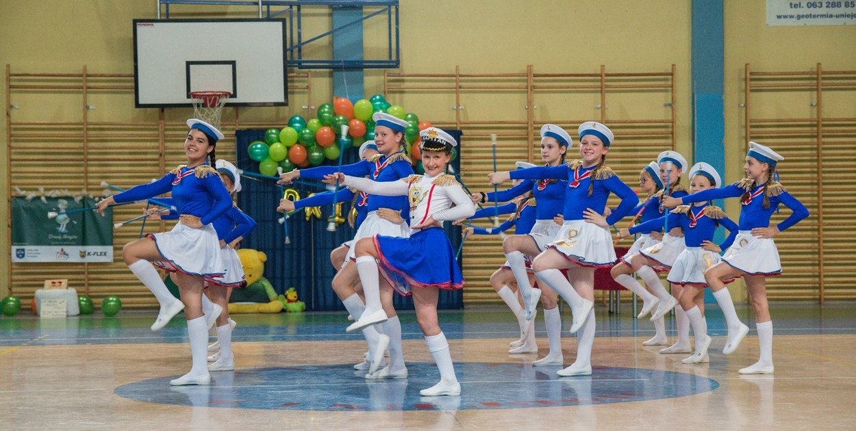 Mażoretki Driady Uniejów zakończyły kolejny rok treningowy koncertem, prezentując swoje układy, którymi podczas sezonu wywalczyły medale, w tym również Mistrzostw Polski. Podczas Driadowej Fiesty 2023 zaprezentowało się 60. tancerek, które na co dzień trenują pod okiem Oliwii Olczyk.. Fot. Michał Kubacki
