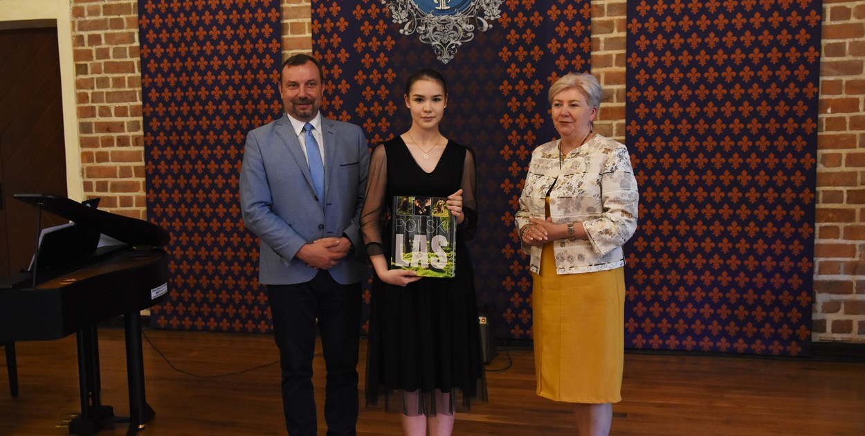 Jakub Pięgot- dyrektor Szkoły Muzycznej I stopnia w Uniejowie i Małgorzata Komajda - starosta poddębicka wręczyli nagrody ufundowane przez starostę dla najlepszej uczennicy szkoły, którą w tym roku ze średnią 5,5 została Dominika Czyżnik. 