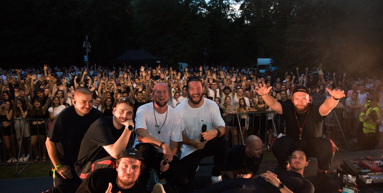 Grubson był gwiazdą wieczornego koncertu w Uniejowie ramach Pikniku organizowanego 13 sierpnia 2023 r. przez Województwo Łódzkie i Młodzieżowy Sejmik Województwa Łódzkiego. Fot. Michał Kubacki