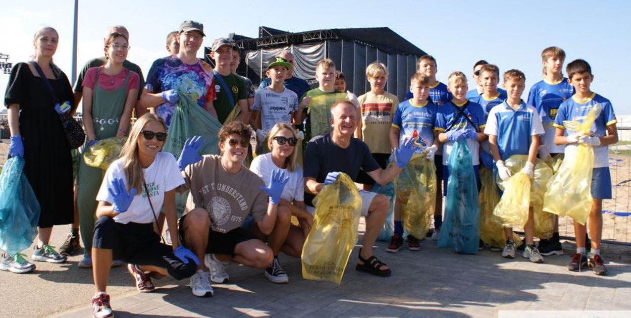 grupa mieszkańców Uniejowa wraz z organizatorami Festivalu zebrała się wczoraj od samego rana na uniejowskiej plaży, aby oczyścić teren po koncercie. W akcji udział wzięli m.in.: Oskar Cyms, przedstawiciele Stowarzyszenie Program Czysta Polska, w tym Dominika Tarczyńska, słuchacze Uniwersytetu Trzeciego Wieku z Uniejowa, młodzież z Wędkarskiego Koła PZW Nr 16 Uniejów, członkowie Uniejowskiego Stowarzyszenia „Aktywni”, Uniejowska Akademia Futbolu a także pracownicy biura festiwalowego na czele z 