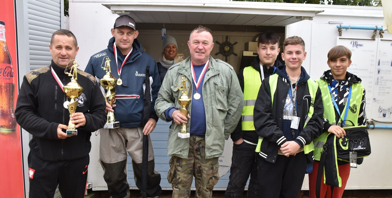 Najlepsi zawodnicy z turnieju spinningowego na rzece z sędziami.fot. Michał Kubacki.