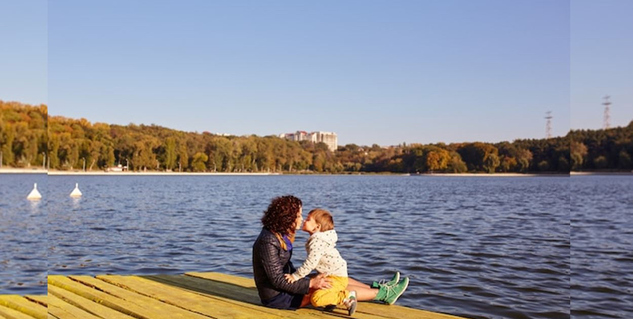 Jesienny klimat nad jeziorem – dlaczego warto przyjechać po sezonie?