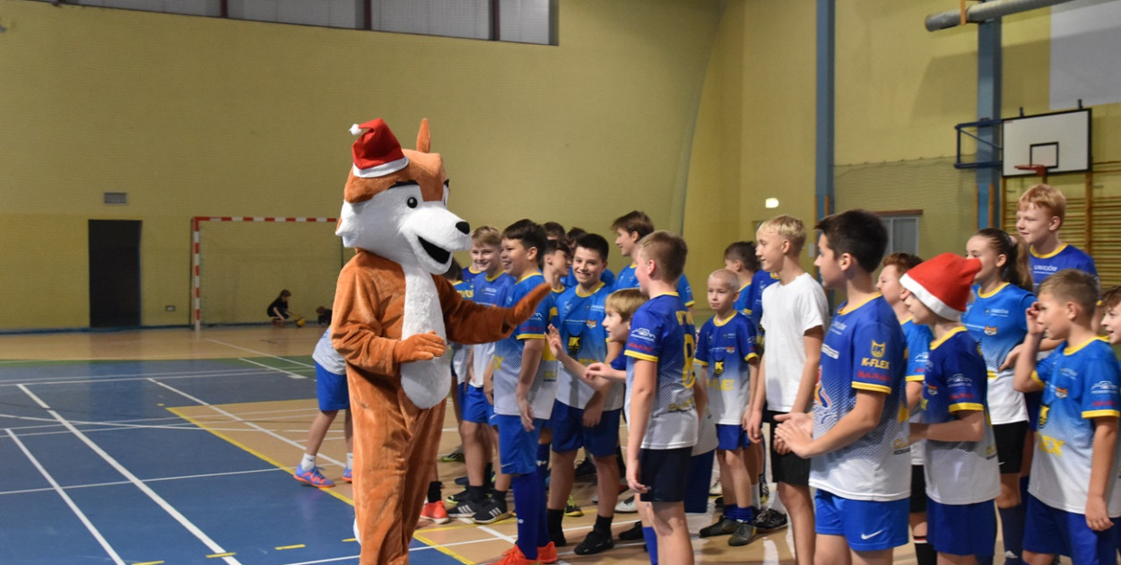 Podczas Turnieju z mikołajem zaprezentowano po raz pierwszy liska - maskotkę Uniejowskiej Akademii Futbolu P&T&S. Fot. Michał Kubacki