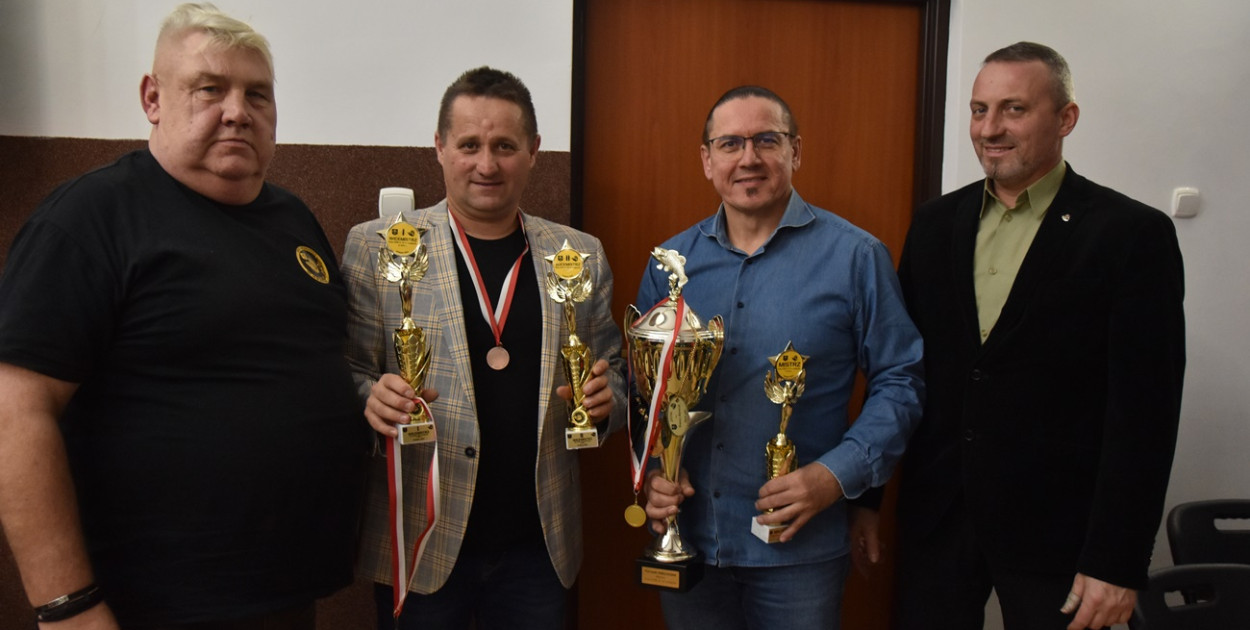 Puchary wręczyli Dariusz Adamiak - prezes koła i Jakub Kameduła -  opiekun uniejowskiego koła z Okręgu PZW w Koninie.fot. Michał Kubacki