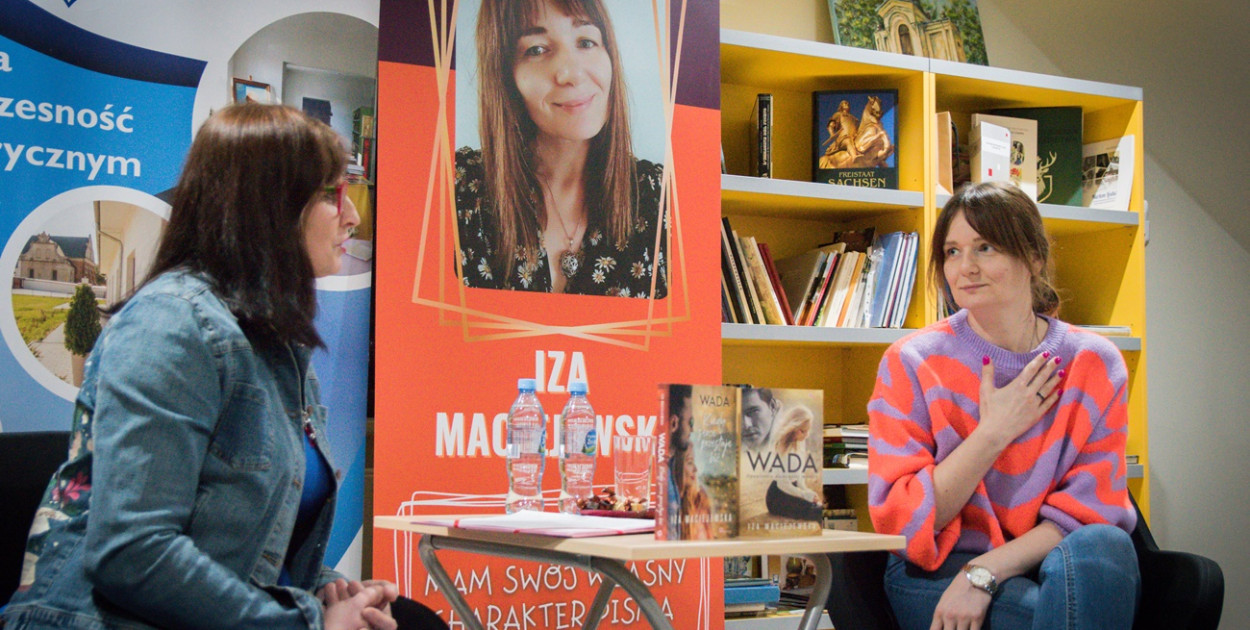 Spotkanie autorskie z mieszkanką Uniejowa Izą Maciejewską poprowadziła  autorka literackiego bloga Zaczytana Ewelka- Ewelina Kwiatkowska-Tabaczyńska. Fot. uniejow.net.pl