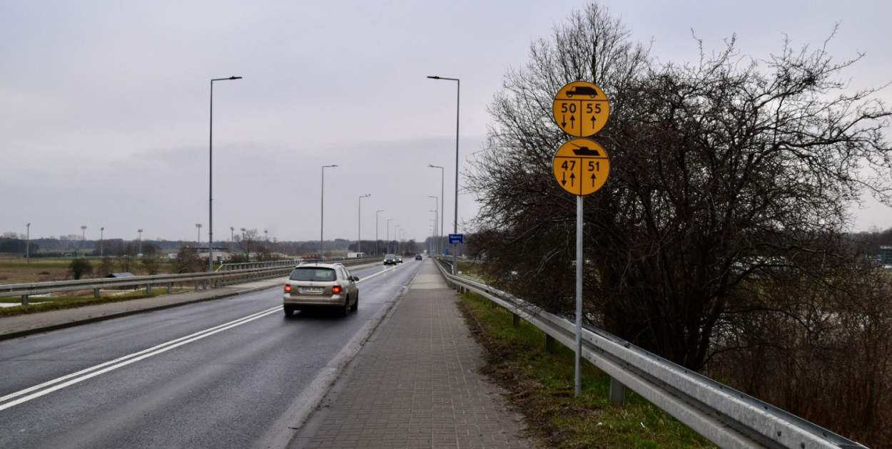 Żółte znaki z czołgiem pojawiły się w Uniejowie. Co oznaczają?
