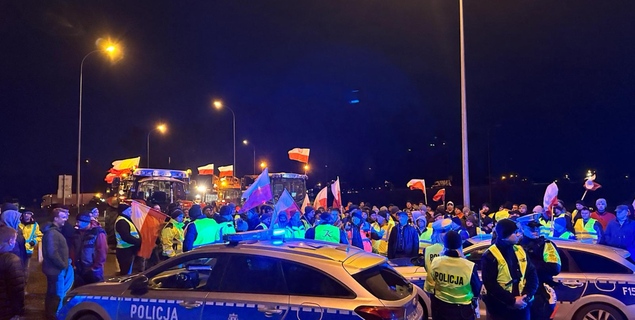 Lokalni rolnicy w nocy zablokowali wjazd na autostradę. Oto powód [ZDJĘCIA]