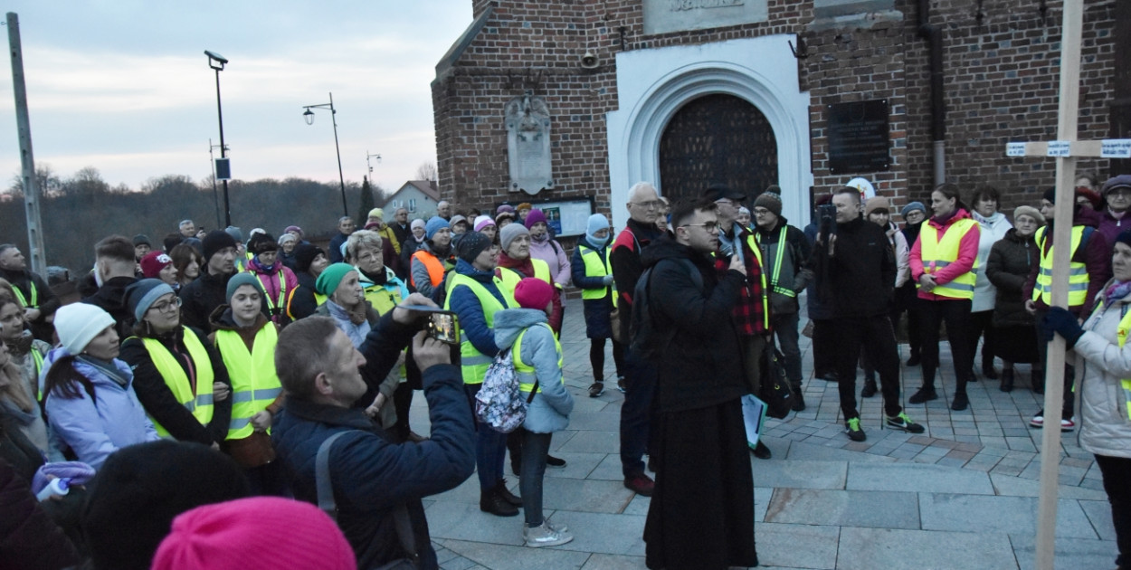 16 km nocą. Nocna Droga Krzyżowa kolejny raz w Uniejowie [ZDJĘCIA]