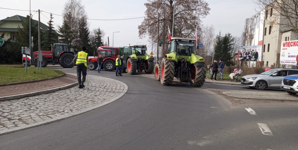 Rolnicy zablokowali rondo w Uniejowie. Protesty w powiecie poddębickim