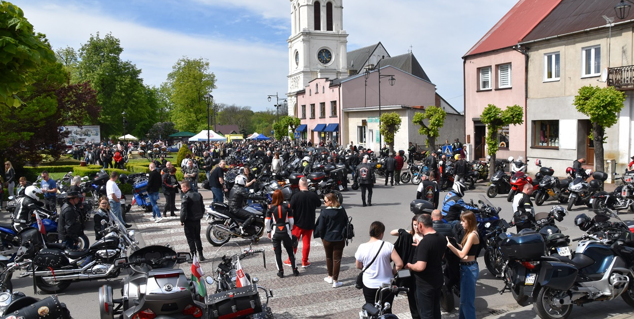 Motocykliści opanowali Uniejów. Tak wyglądało otwarcie sezonu motocyklowego