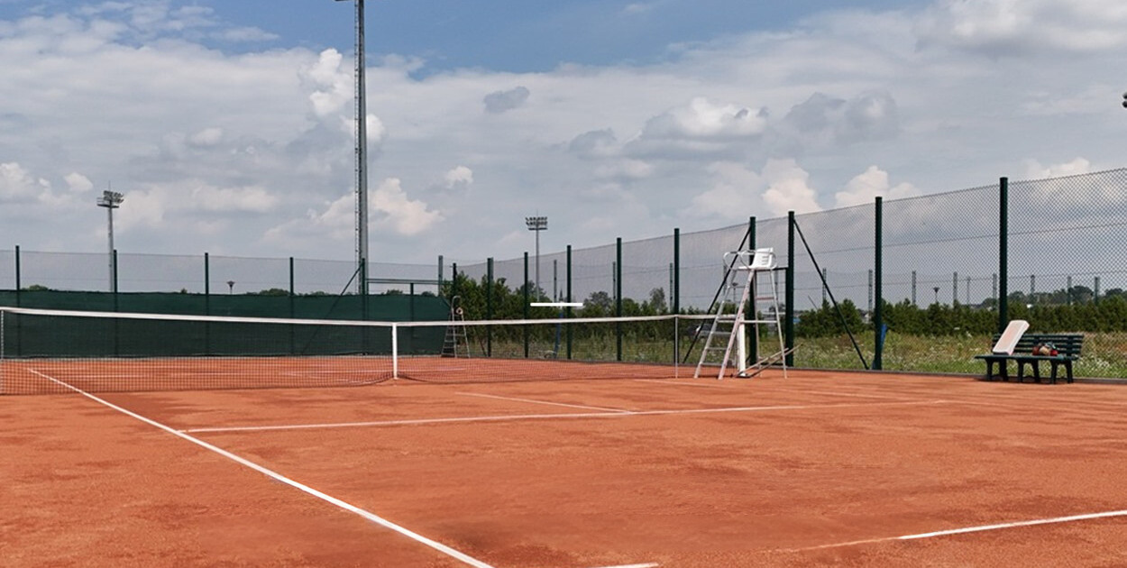 Korty tenisowe w Uniejowie otwarte. Zarezerwujesz je przez Internet