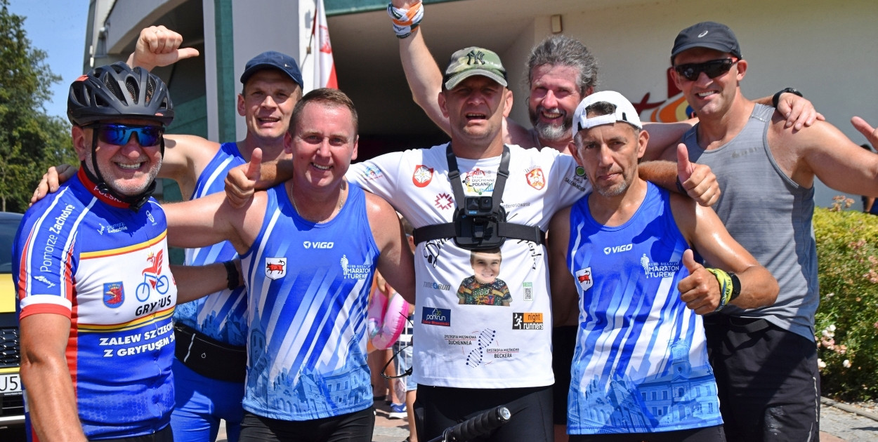 Dawid Czerwiński z biegaczami z KB Maraton Turek, którzy towarzyszyli biegaczowi na trasie Turek-Uniejów. Fort. Michał Kubacki