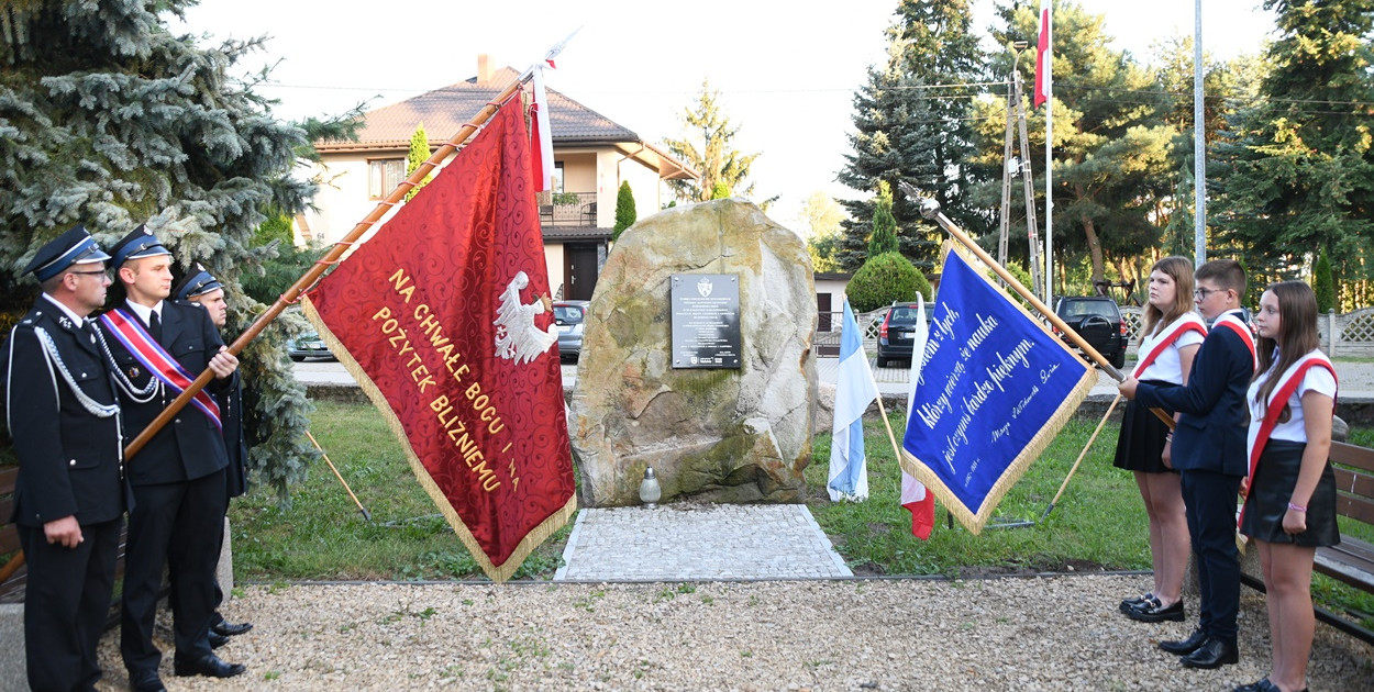 Poczty sztandarowe OSP w Wilamowie i Szkoły Podstawowej Wilamowie.