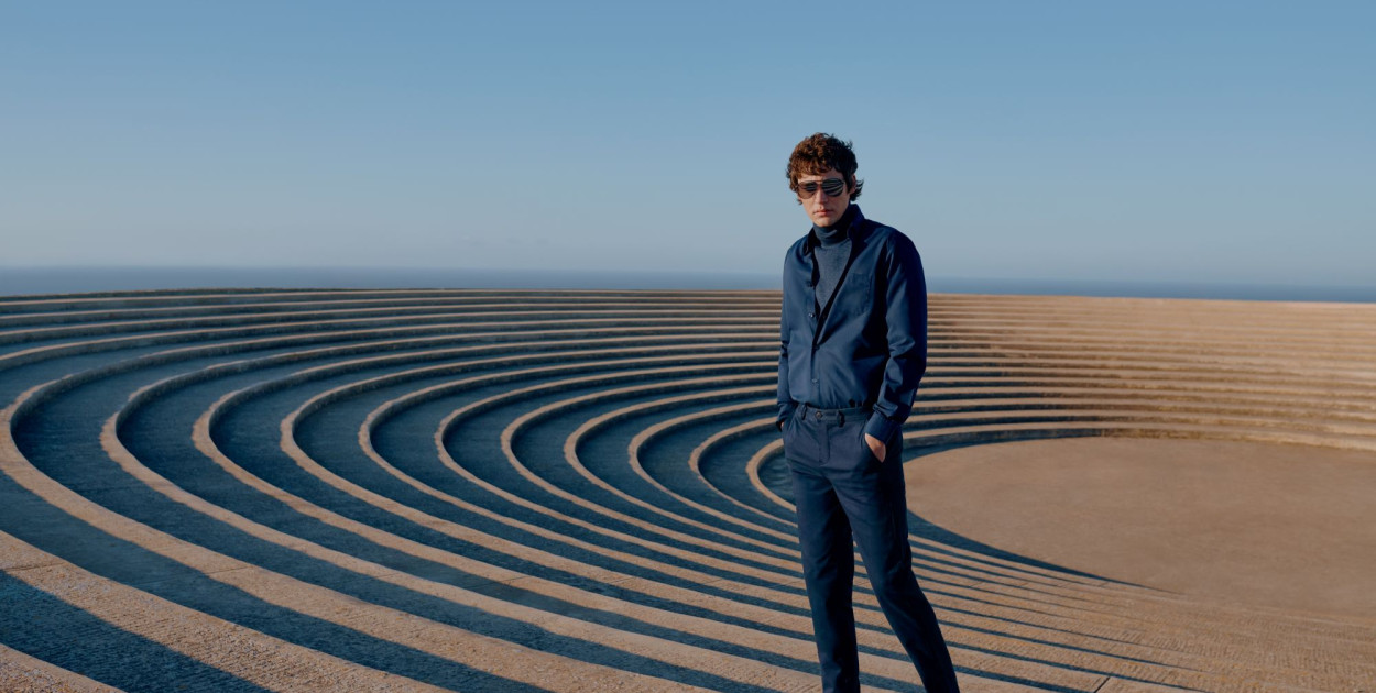 Jak nosić chinosy w stylizacjach smart casual?