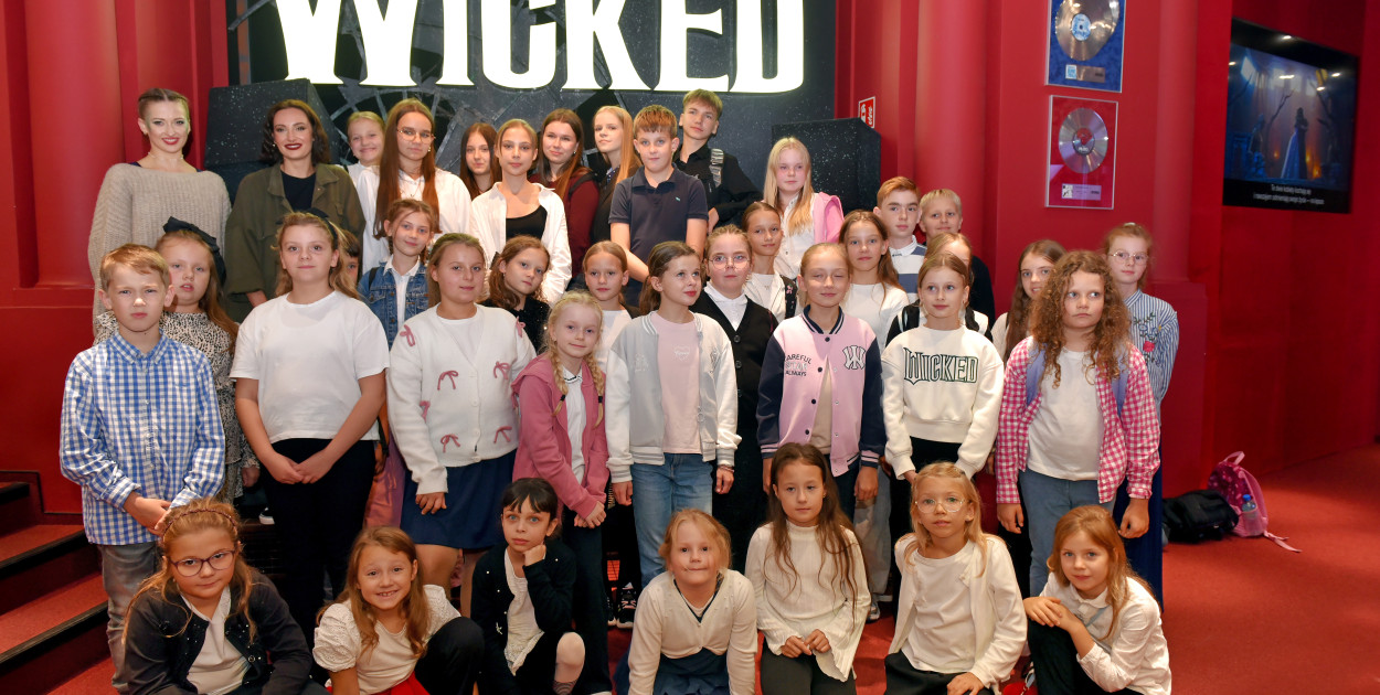 Wśród wykonawców były doskonale znane z sierpniowych warsztatów artystki Ula Milewska i Zofia Grażyńska, z którymi grupa spotkała się w foyer teatru tuż po zakończeniu spektaklu.fot.  Aldona Szymkowiak