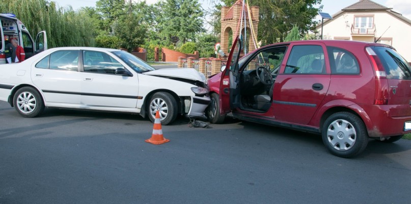 Zderzenie dwóch aut na skrzyżowaniu w Ostrowsku