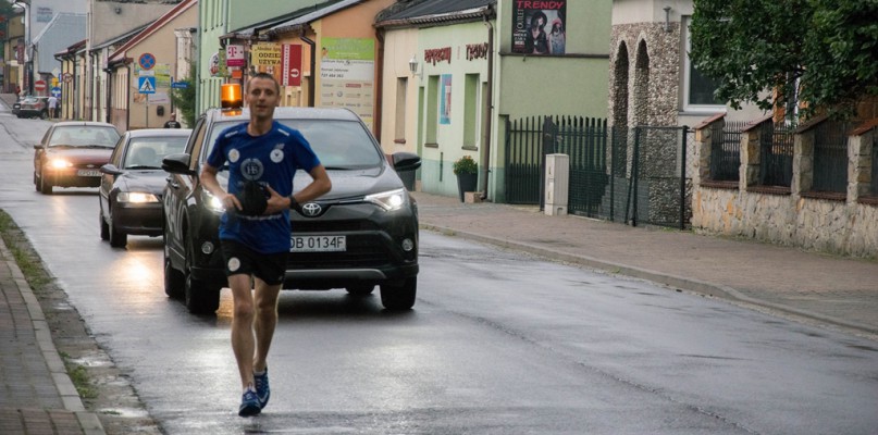 na zdjęciu jeden z biegaczy - Artur Andrzejewski 