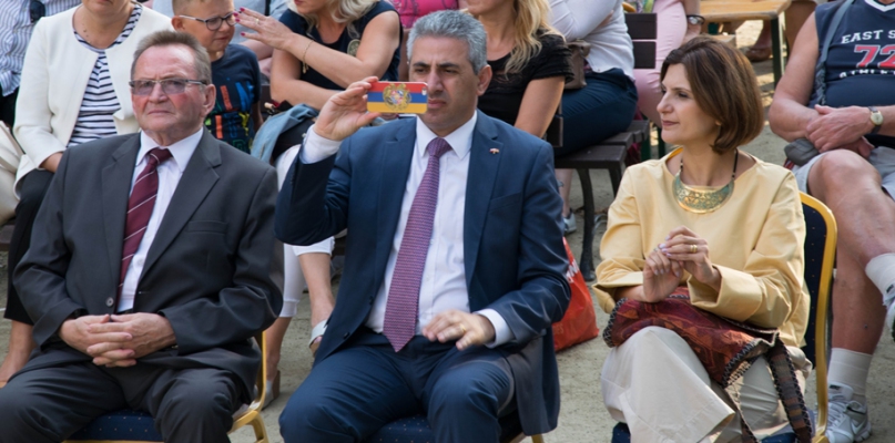 na zdj. od lewej Z.Siwiński-współorganizator wystaw oraz Ambasador Armenii Edgar Ghazaryan z małżonką
