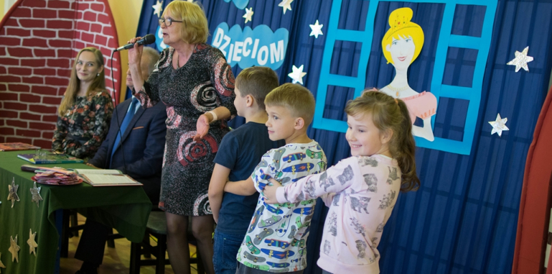 Fot: Dzieci żywo uczestniczyły w czytanych przez Barbarę Smolińską baśniach.