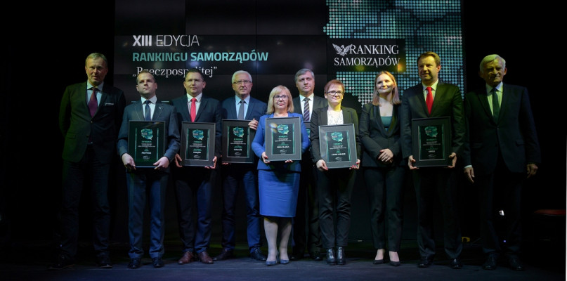 Nagrodę dla Uniejowa odebrał wiceburmistrz Piotr Majer - 3 od lewej (fot. www.jarocin.pl).