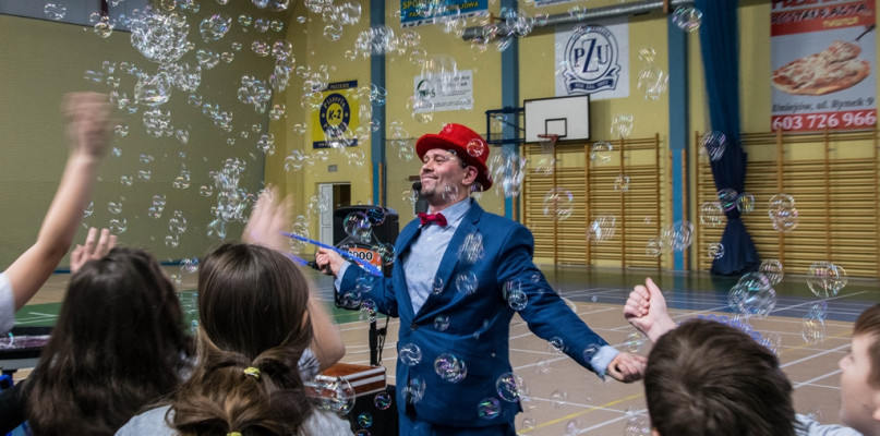 Dawid Siwiec podczas pokazu baniek mydlanych w szkole w Uniejowie.