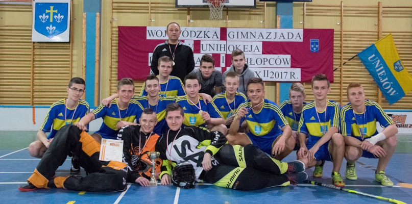 Na zdjęciu zawodnicy ze Szkoły Podstawowej w Łubnicach z trenerem.