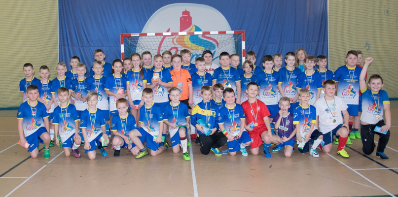 Na zdjęciu starsi zawodnicy Uniejowskiej Akademii Futbolu Ebiego Smolarka podczas Turnieju z Mikołajem.