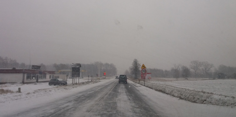 Opady śniegu oraz silny wiatr mogą spowodować zawieje śnieżne i utrudnić warunki na drogach.