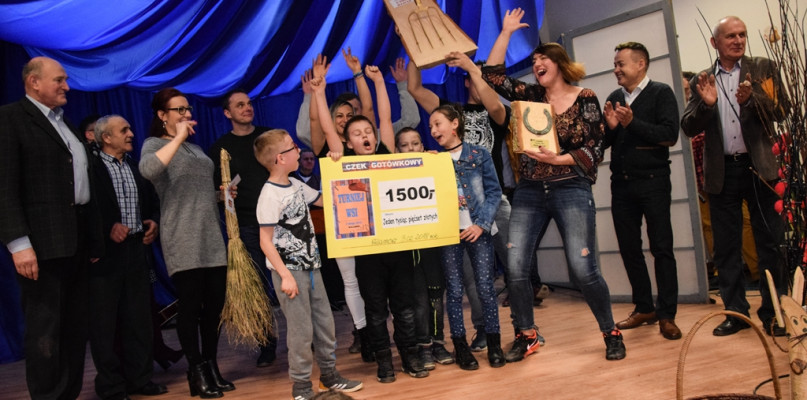 Zwycięzcy turnieju wsi- sołectwo Dąbrowa otrzymało z rąk burmistrza Uniejowa nagrodę 1500 zł oraz "Złotą Miotłę".
