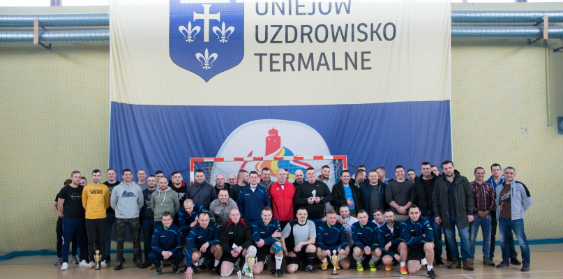 Na zdjęciu uczestnicy Turnieju Halowej Piłki Nożnej o Puchar Komendanta Powiatowego Policji w Poddębicach.