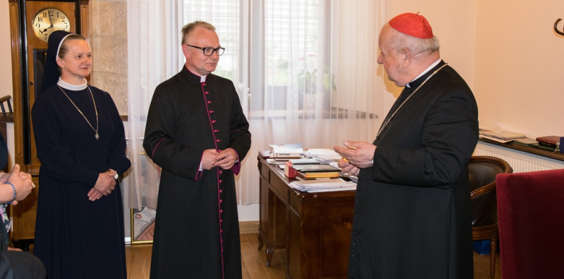 Moment uroczystego przekazania relikwii przez kardynała Stanisława Dziwisza.