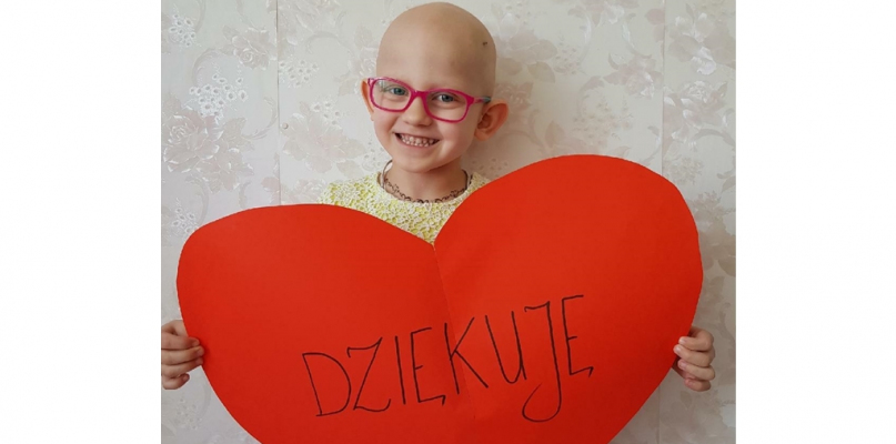 Na zdjęciu Julitka, która mimo choroby jest uśmiechnięta i bardzo dziękuje wszystkim, którzy pomagają jej w powrocie do zdrowia.
